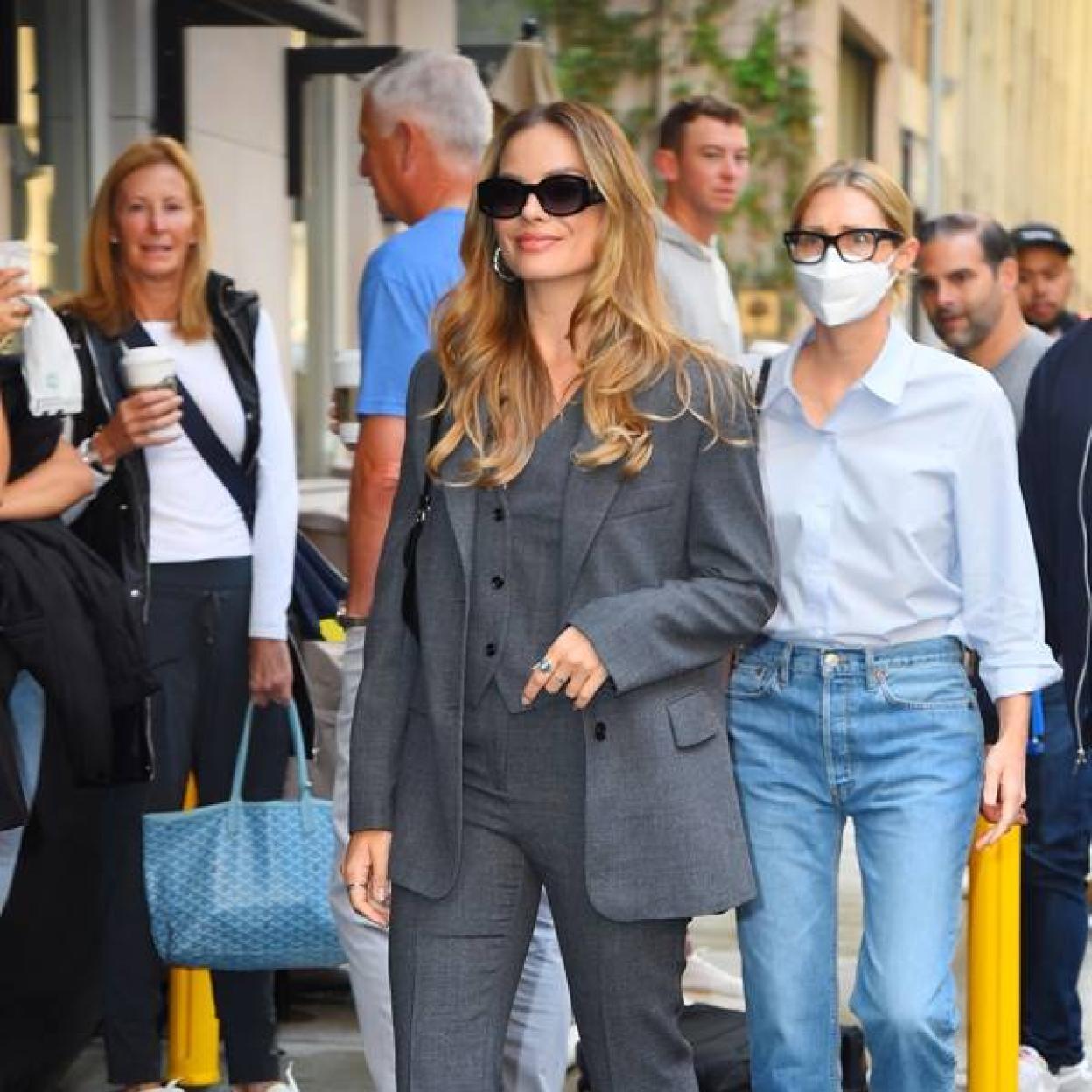 La actriz Margot Robbie en la presentación de su película «Ámsterdam» en Nueva York con un traje de Mango. 