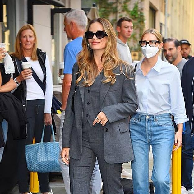 Tenemos el traje de tres piezas baratísimo de Mango con el que Margot Robbie deslumbró en Nueva York