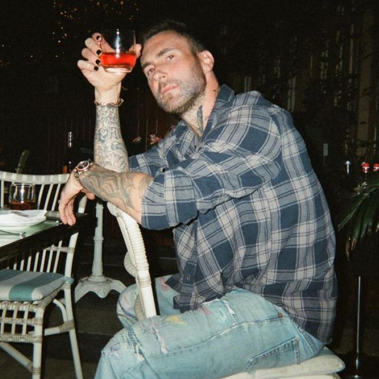 Adam Levine posa en una foto publicada por su mujer.