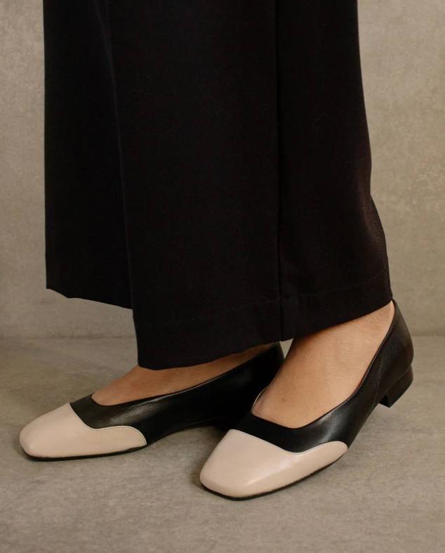 Bailarinas modelo Salty Black confeccionada sen tejido efecto piel con escote cuadrado, punta cuadrada a contraste y pequeño tacón, en negro y nude, de Alohas. Su coste es de 150 euros. Cómpralo aquí