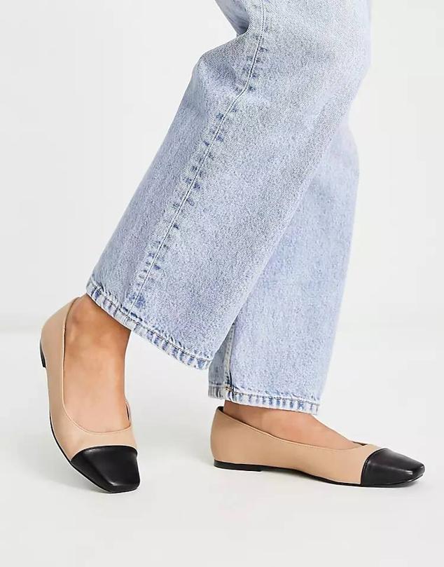 Bailarinas planas con punta cuadrada a contraste y tejido efecto piel, en tonos beige y negro, de Asos. Las encontrarás a 24,99 euros. Cómpralo aquí