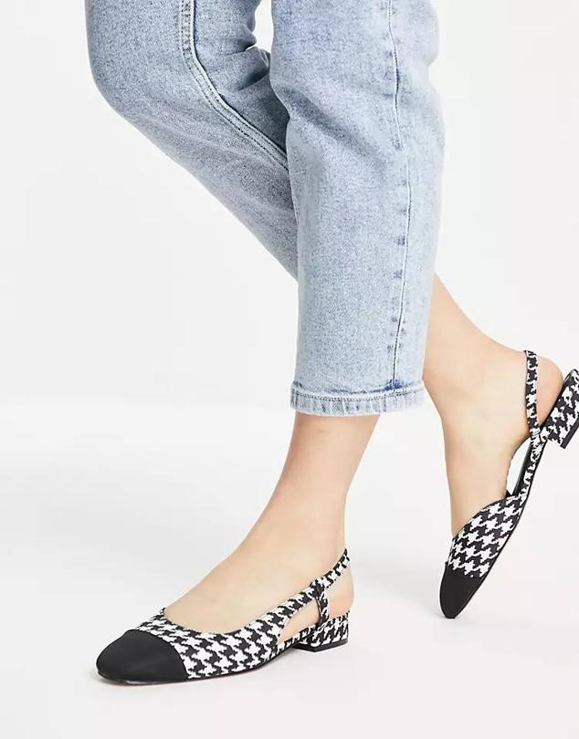 Bailarinas destalonadas con tira trasera, mini tacón y punta redondeada a contraste, en tejido con estampado pata de gallo blanco y negro, de Asos. Puedes comprarlas por 22,99 euros. Cómpralo aquí