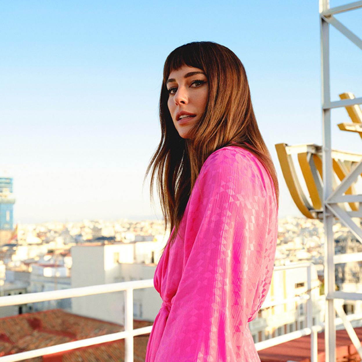 Así es el perfecto look de invitada de Blanca Suarez con vestido fucsia
