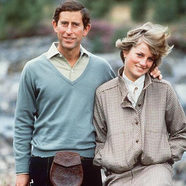 Carlos III y Lady Di pasean abrazados.