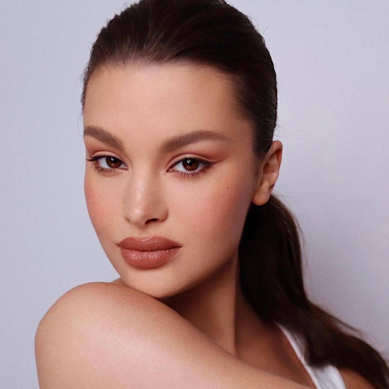 La modelo luce una mirada efecto lifting sin rastro de bolsas como con estos contornos con eyeseryl