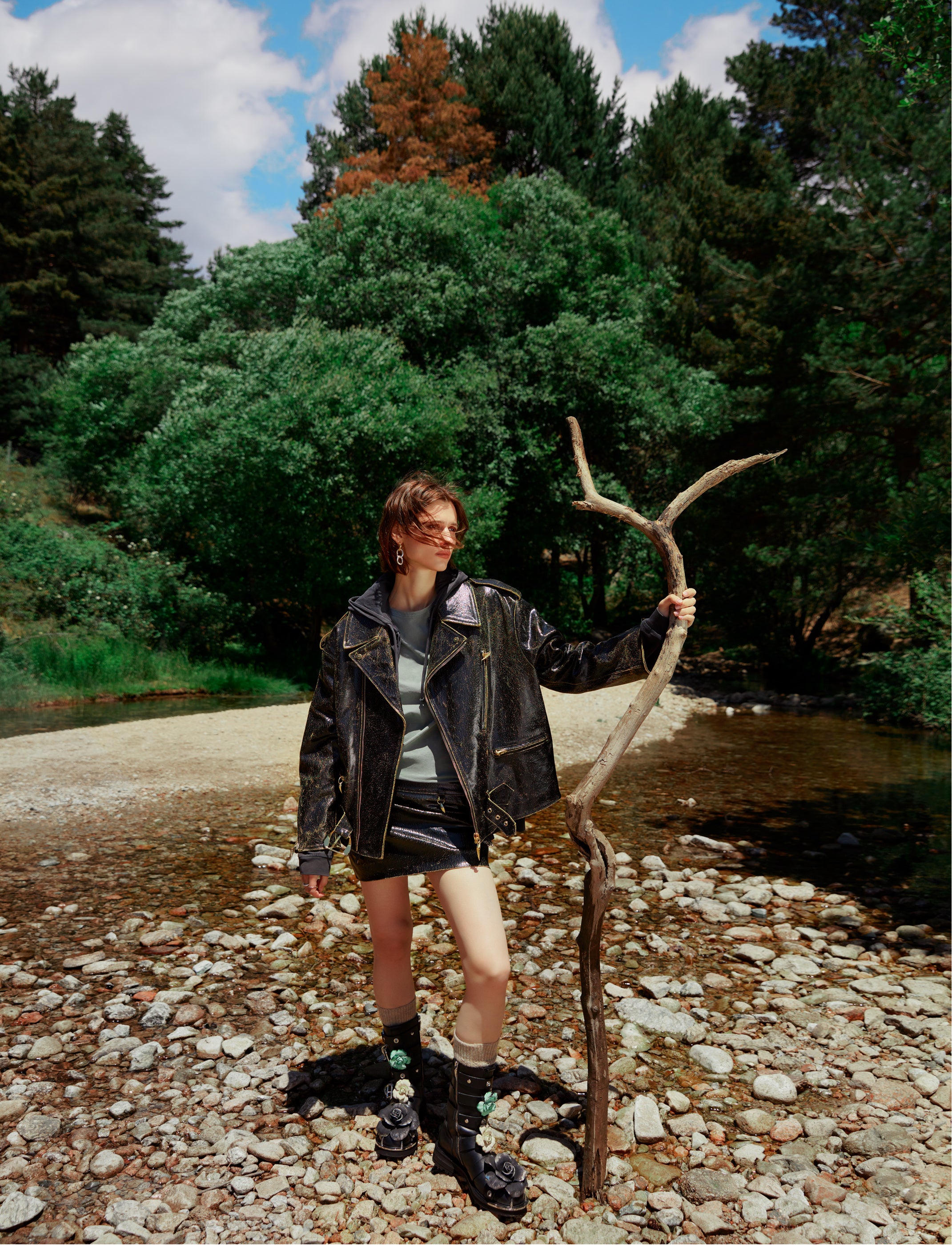 Un look perfecto en piel craquelada, minifalda y botas de Roberto Cavalli, camiseta y sudadera de American Vintage, y pendientes de Tous.