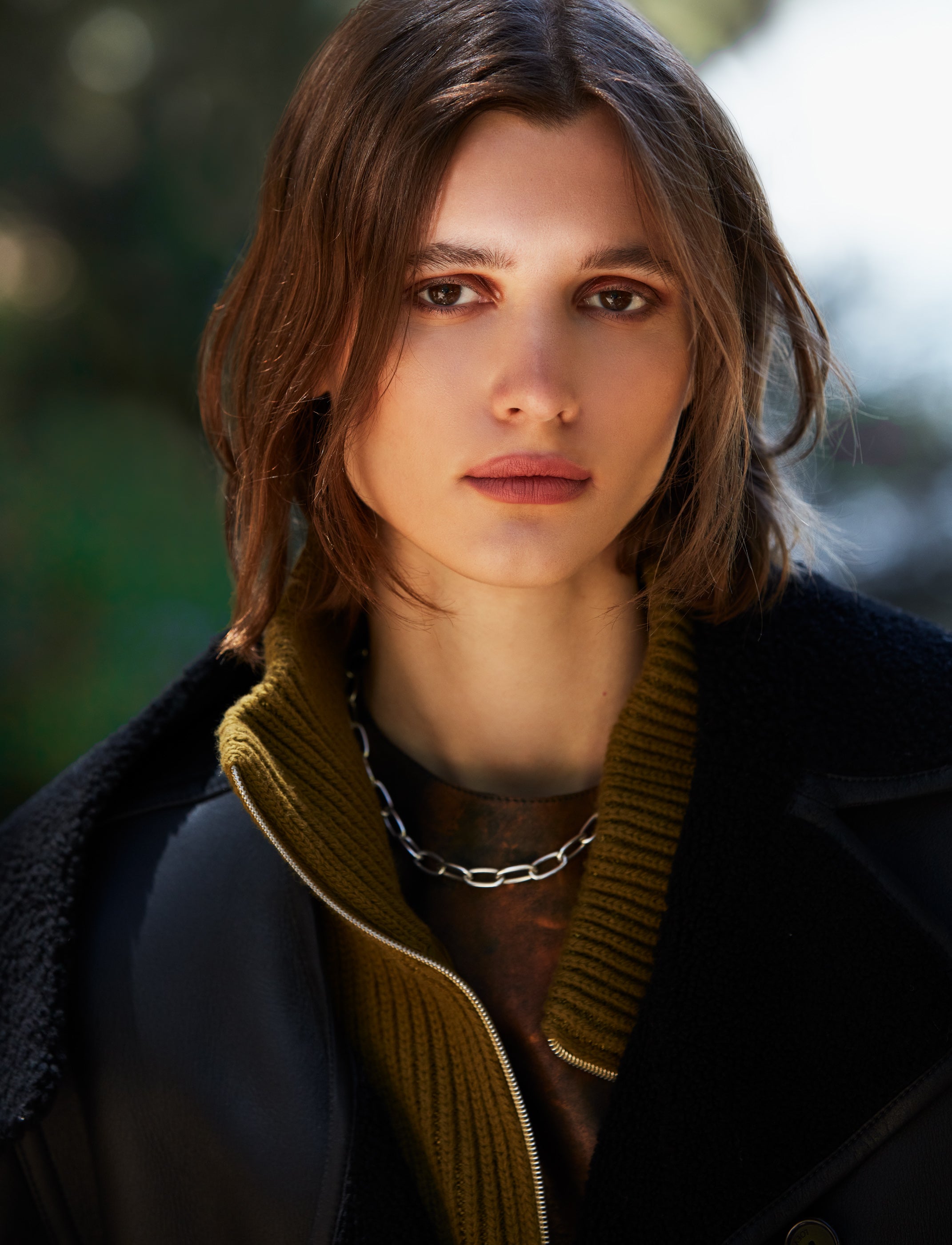 Abrigo y top de Loewe, chaqueta de Herno, anillos de Tous y collar de Thomas Sabo.