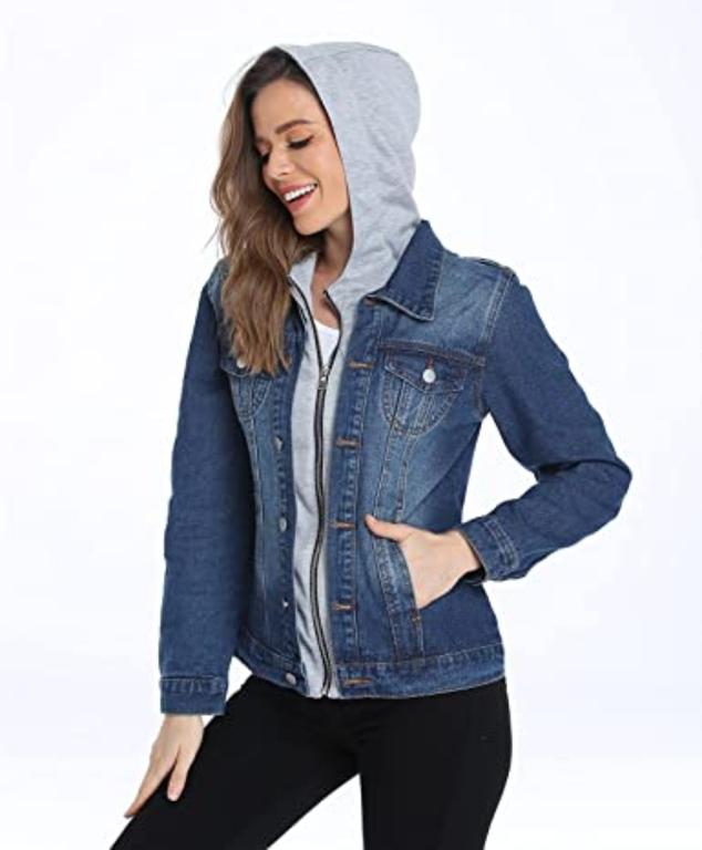 Chaqueta vaquera entallada en color azul marino. Con capucha y cremallera simulando una sudadera de color gris. Precio: 54,95 euros en Amazon. Cómpralo aquí