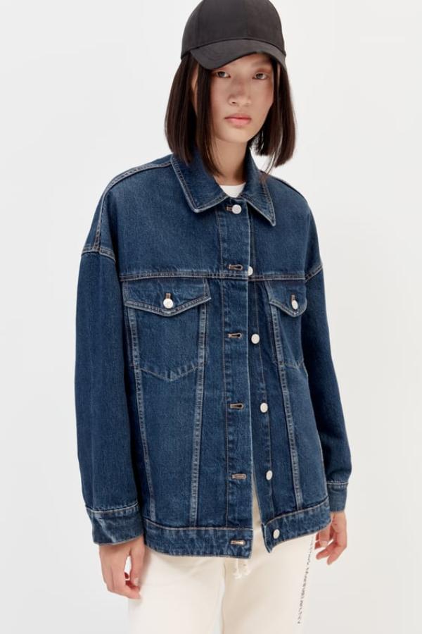 Cazadora de cuello solapa y manga larga acabada en puño. Bolsillos laterales y de plastrón con solapa y botón en pecho. Detalle de pespuntes marcados. Precio: 35,95 euros.