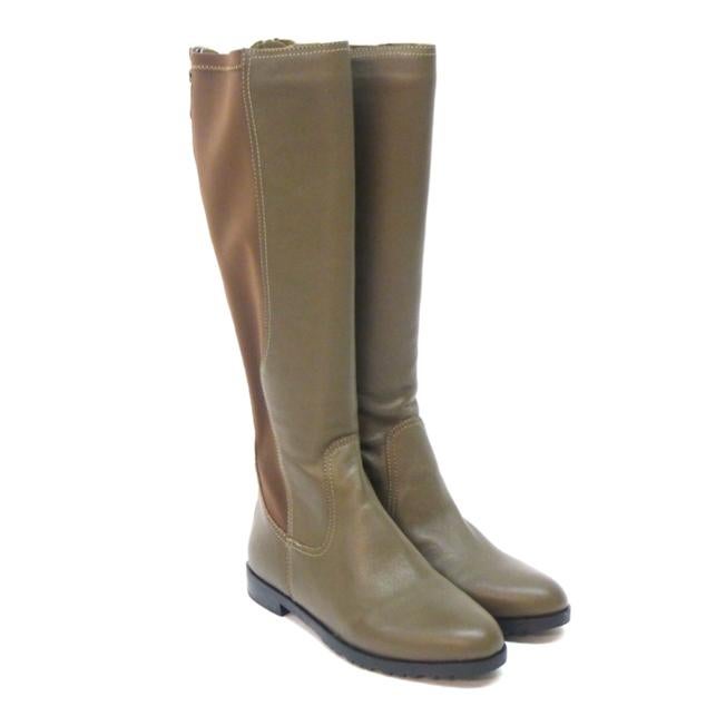 Botas de caña alta con diseño bicolor simple para combinar con todo tu armario. Son de Carrile. Precio: 69 €.