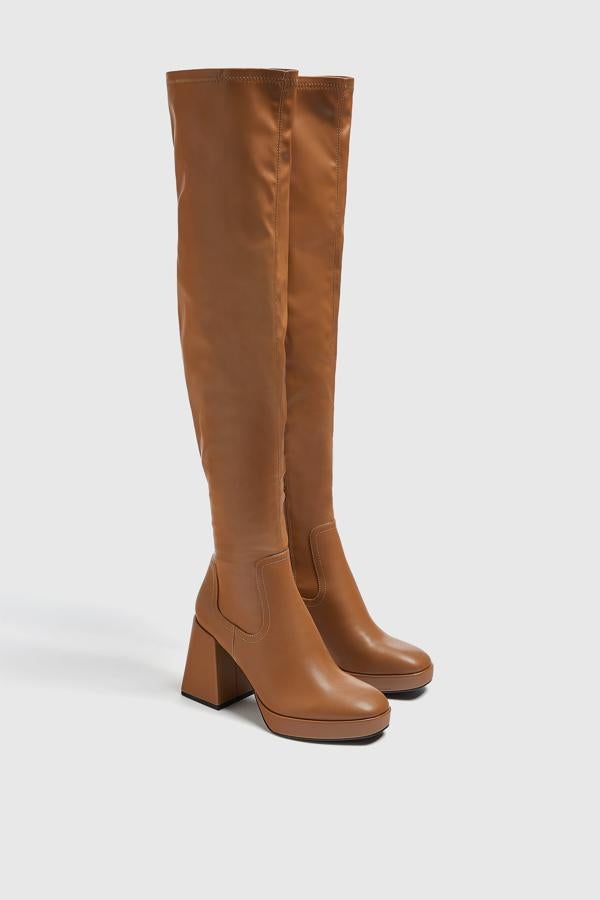 Botas altas de caña a modo de calcetín y con acabado en punta redondeada. Puedes encontrarla en diferentes colores: marrón, negra y crudo. Son de Pull&Bear. Precio: 49,99 €.