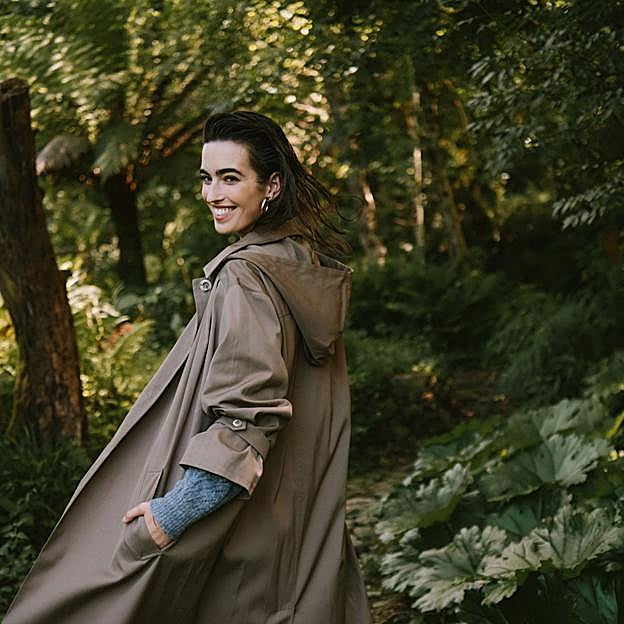 Imagen principal - Gabardina Linda de Zubi (310 euros).