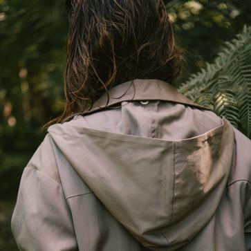 Imagen secundaria 1 - Gabardina Linda de Zubi (310 euros).