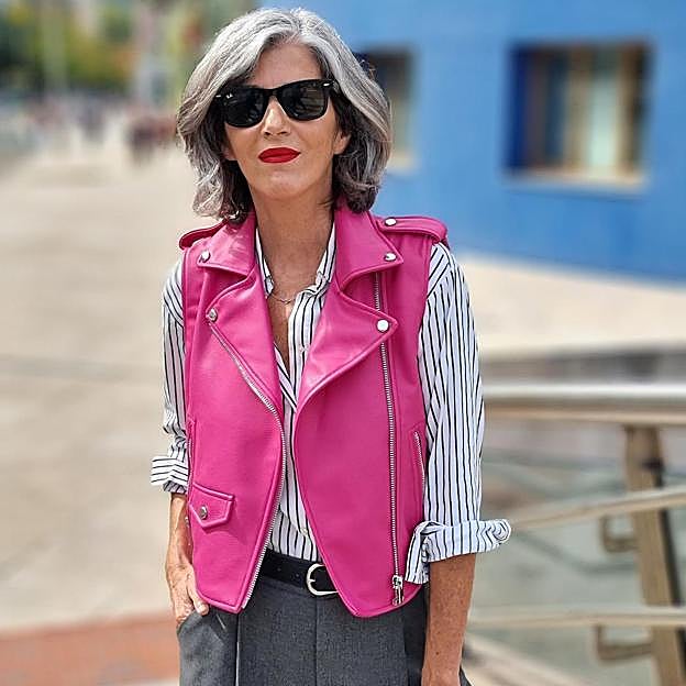 El chaleco de Zara que rejuvenece un look de oficina a los 50: una prenda tendencia que no puedes dejar escapar