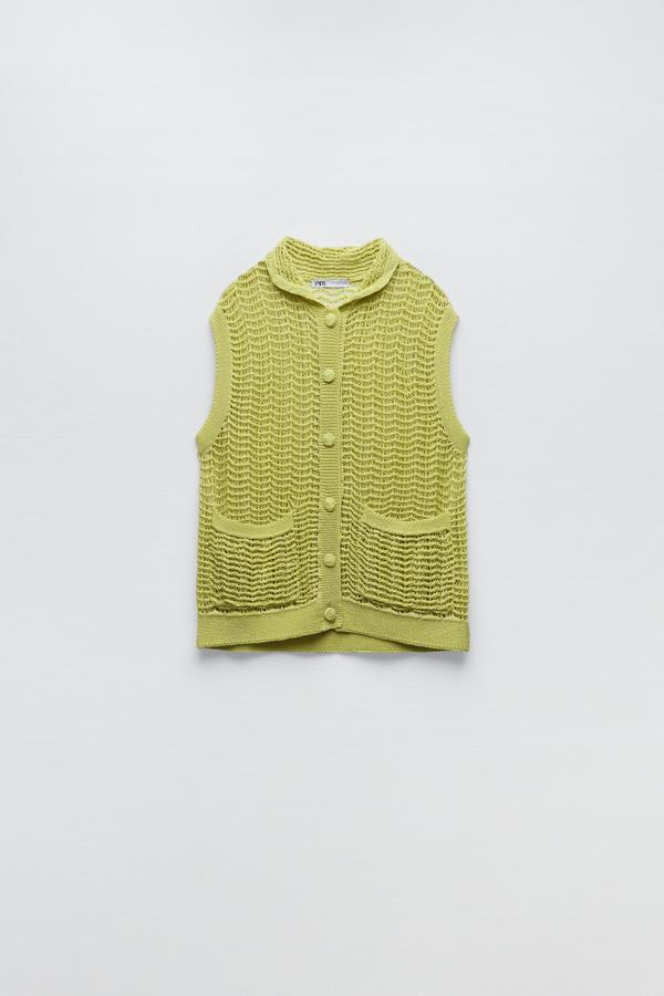 Chaleco de punto con cuello solapa y bolsillos delanteros. Es de Zara. Precio: 35,95 €.