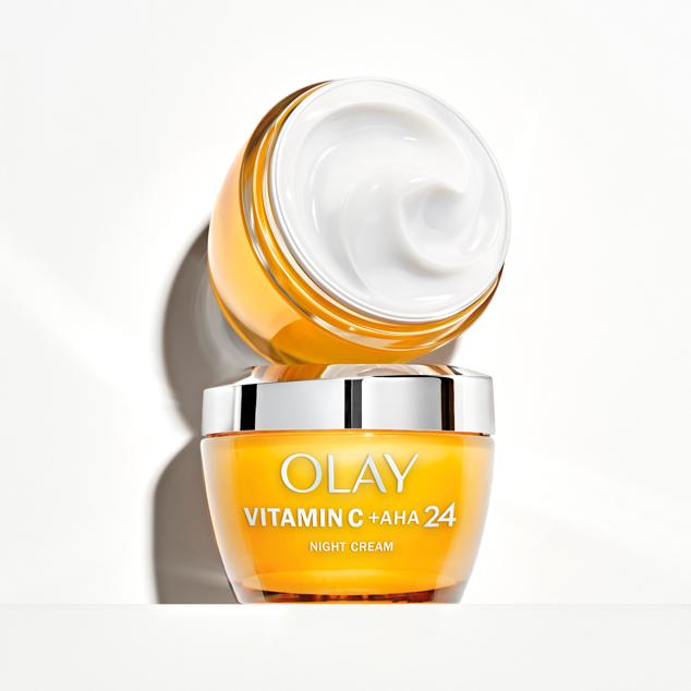 Crema contorno de ojos con Vitamina B3, Vitamina C y Péptidos. Piel visiblemente más luminosa. Es imprescindible por la calidad que aporta. Es de Olay Eyes. Precio: 29,95