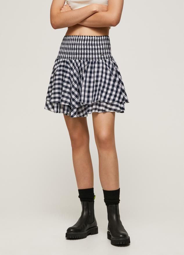 Minifalda fluida con detalles de volantes y doble capa para garantizar un toque chic a cualquier look. Es de Pepe Jeans. Precio: 69,90 €.