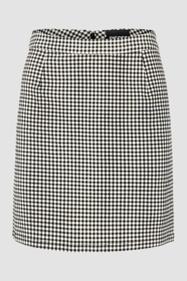 Minifalda con estampado cuadro vichy para combinar con botas de caña alta o botines. Es de Springfield. Precio: 20,99 €.