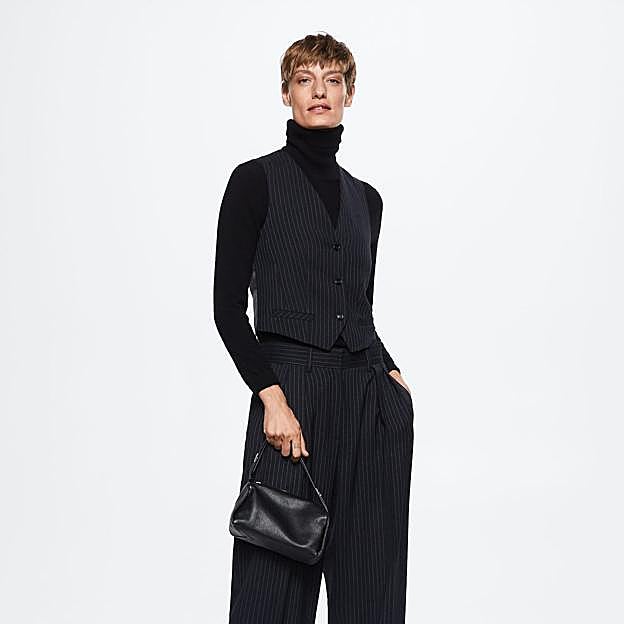 Imagen principal - Pantalón y chaleco de traje con rayas diplomáticas de Mango.