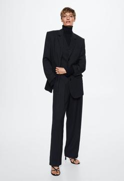 Imagen secundaria 2 - Pantalón y chaleco de traje con rayas diplomáticas de Mango.