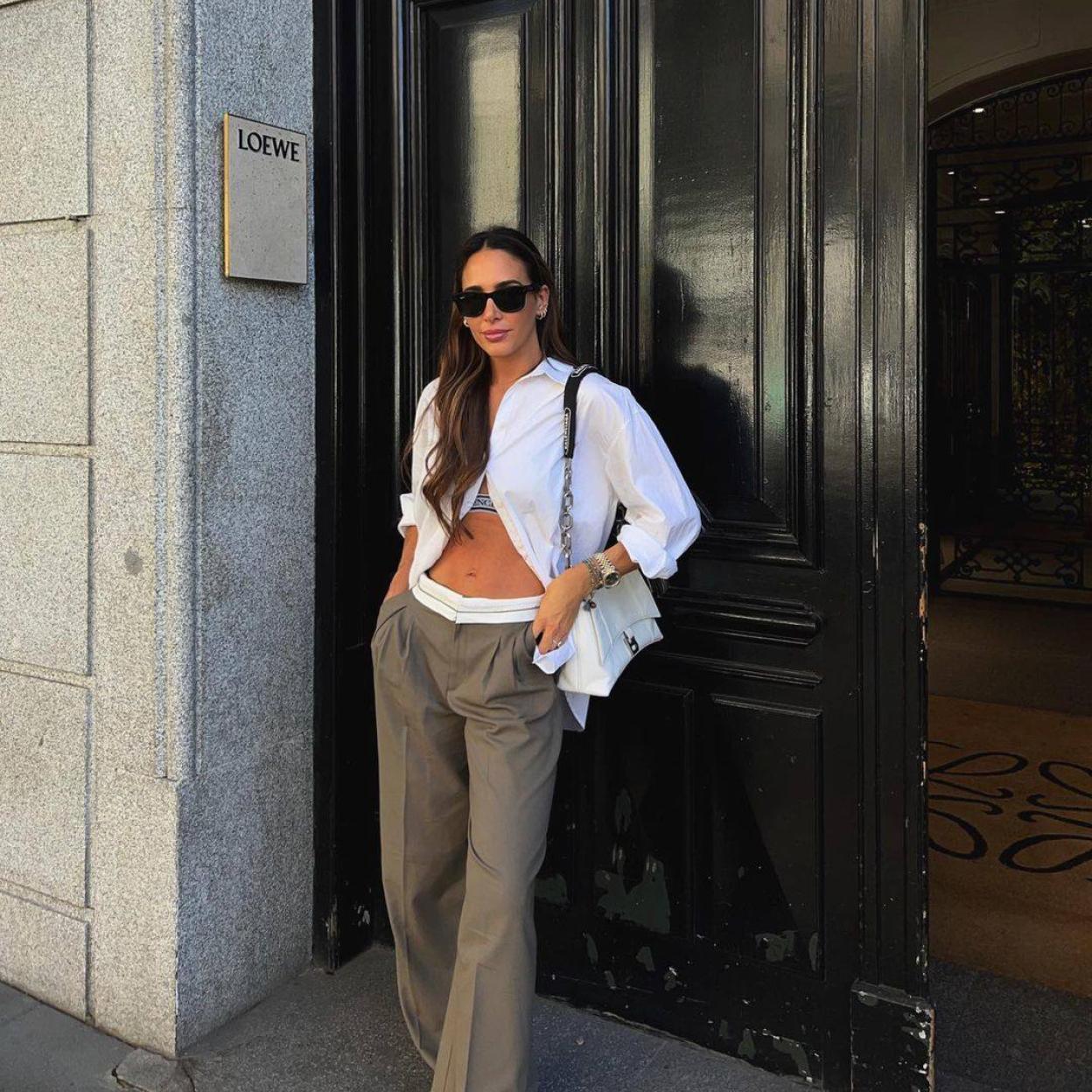 La influencer lleva los pantalones de moda más elegantes y modernos con cintura vuelta