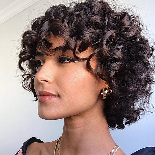 Estos sérums antiencrespamiento para el método curly mantienen los rizos super definidos todo el día