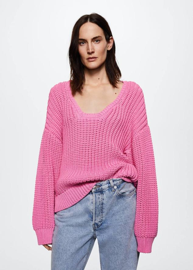 Jersey de punto grueso calado con peso, silueta relajada, cuello escotado y mangas largas amplias, color fucsia, de Mango. Tiene un precio de 39,99 euros.