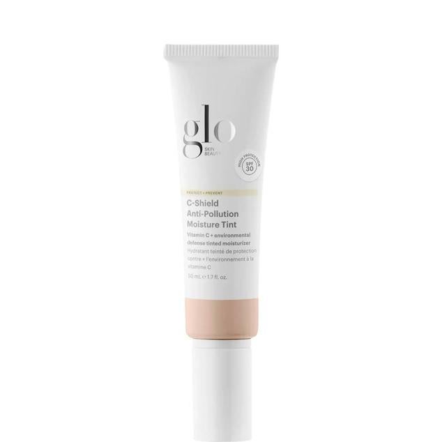 C-Shield Anti-Pollution Moisture Tint de Glo Skin Beauty funciona como base, protector e hidratante todo en uno. Aporta una dosis antioxidante con su 15% de vitamina C que ilumina, iguala el tono y tiene acción antiedad, junto a los péptidos que promueven el resplandor y firmeza. EL acete de argán, el bisabolol y la camomila alivia, reconfortan y reducen la inflamación e irritación. Y, sus pigmentos de color perfeccionan el rostro, sin que se note que llevas nada puesto. Cómpralo aquí