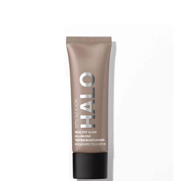 Halo Healthy Glow All-in-One Tinted Moisturiser de Smashbox es un híbrido entre tratamiento y maquillaje. Cuenta con protección solar y aporta una gran luminosidad, mientras hidrata y mantiene la cobertura intacta durante 24 horas. Además, suaviza y unifica la piel, reafirma y redensifica a través de una combinación de ácido hialurónico, extracto de rosa, niacinamida, bajas de goji, péptidos y oro. Cómpralo aquí