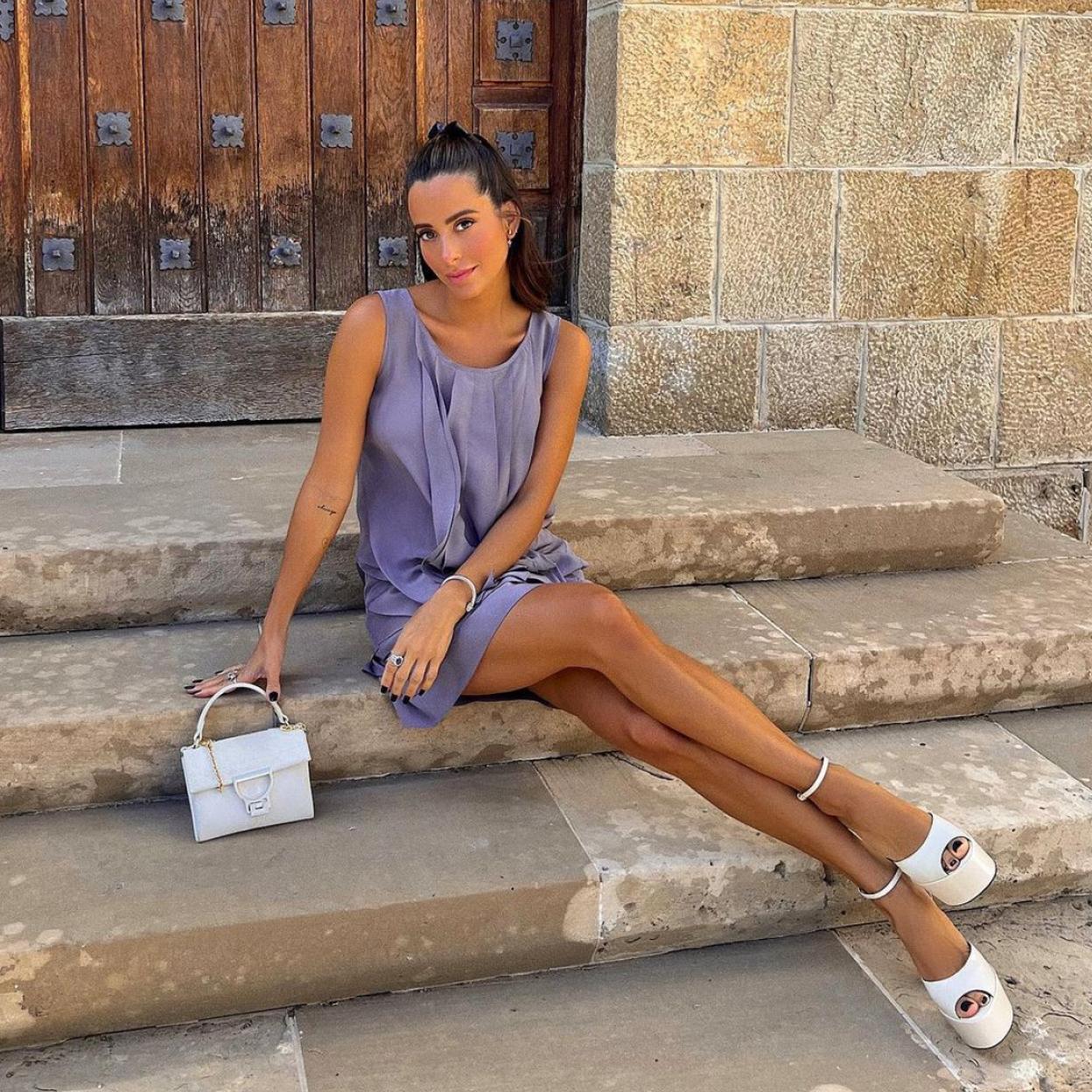 La influencer luce un vestido sin mangas que combina con unas sandalias blancas con pulsera. 