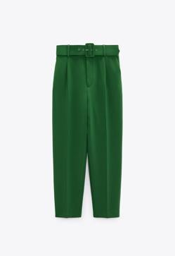 Imagen secundaria 2 - Pantalón de tiro alto con cinturón forrado a tono. Bolsillos delanteros y falsos bolsillos de vivo en espalda. Cierre frontal con cremallera, botón interior y gancho metálico de Zara (29,99 euros). .