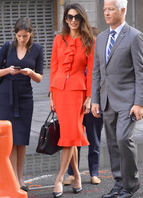 Imagen - Amal Clooney con un conjunto rojo de falda midi y chaqueta. / GTRES