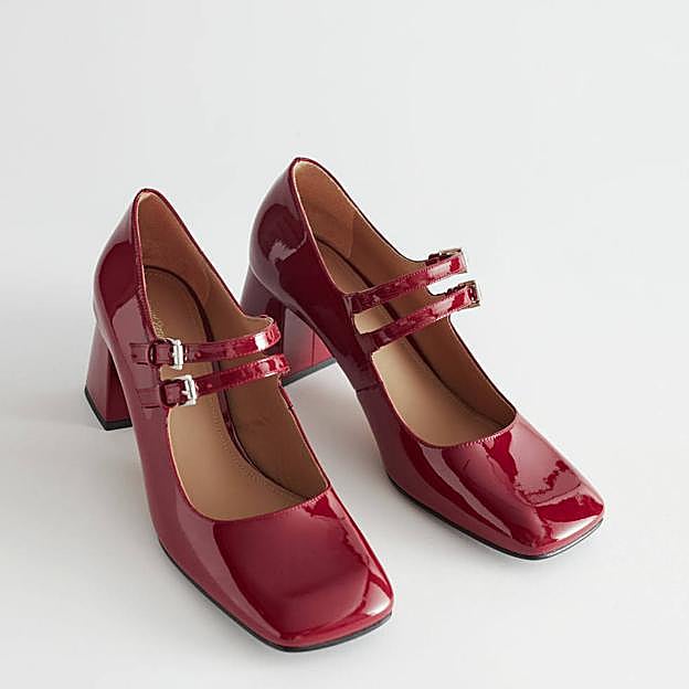 Zapatos de piel efecto charol con hebillas color rojo