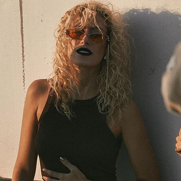 Las chicas de pelo rizado van a amar el baby bang, el corte de pelo que favorece a las melenas curly