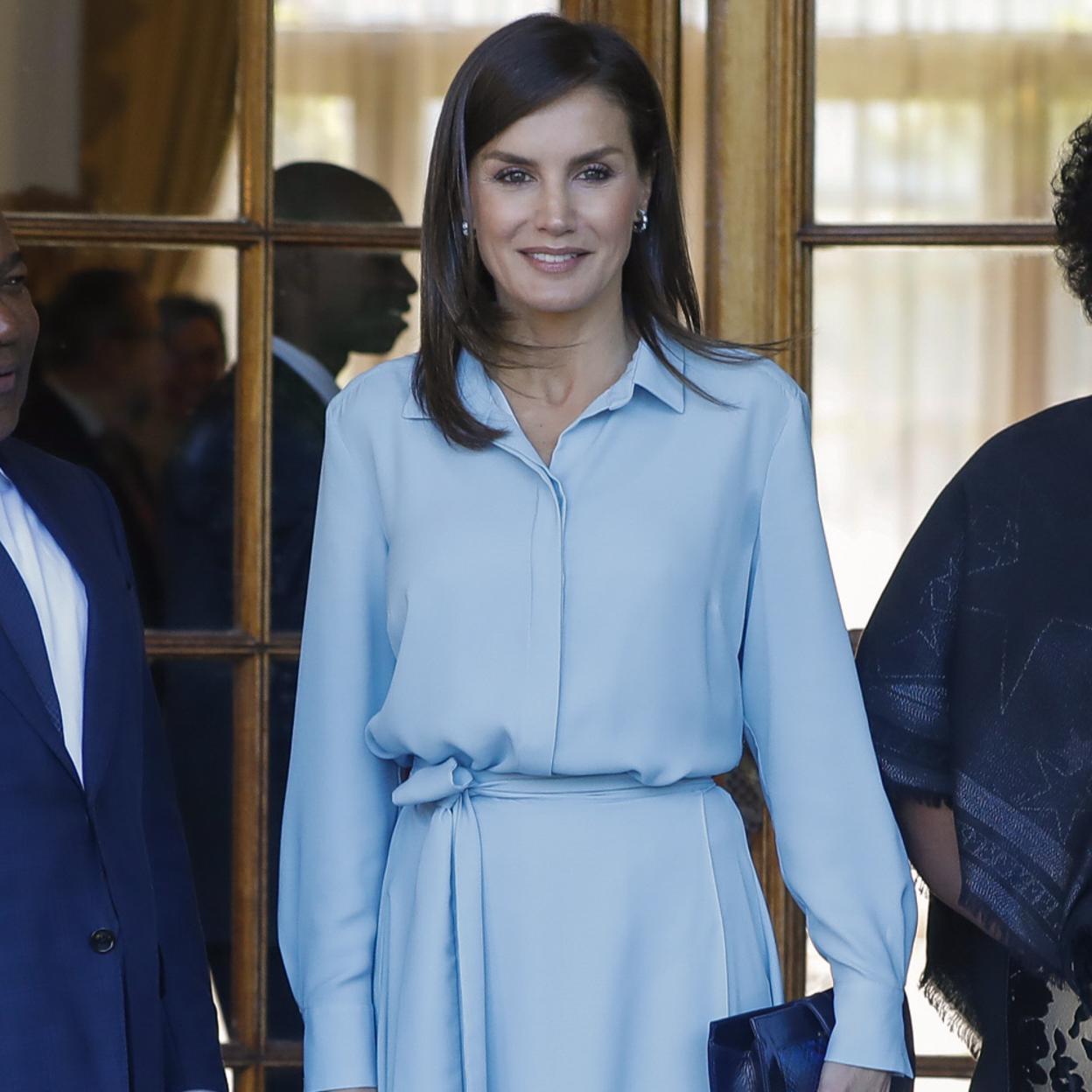 La reina Letizia con vestido azul camisero de Pedro del Hierro en 2019.