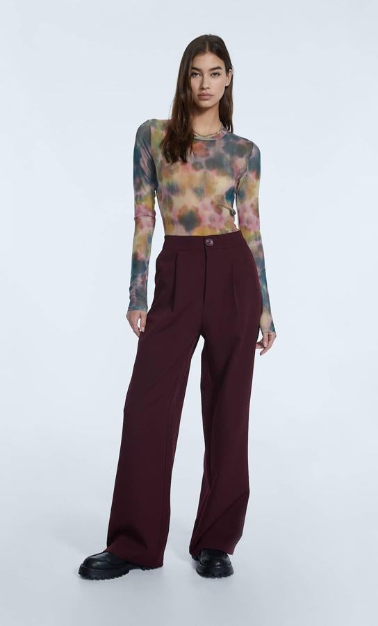 Un tono elegante, versátil con el que podrás salir del color negro. Pantalón wideleg de Stradivarius (22,99 euros). 