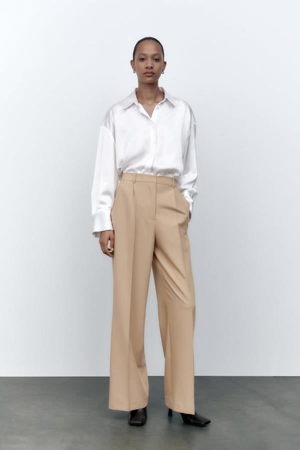 Si eres de tonos claros, la gama del beige, arena o crudo, serán tus mejores aliados otoñales. Pantalón ancho de Zara (29,99 euros). 