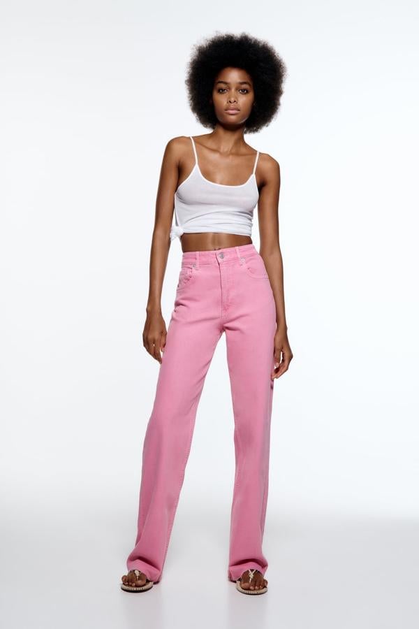 Aunque puede parecer a priori un tono demasiado veraniego, también puedes llevarlo en otoño. Elige un rosa ligeramente apagado que se adapte a la nueva estacion. Pantalón ancho de Zara (29,99 euros). 