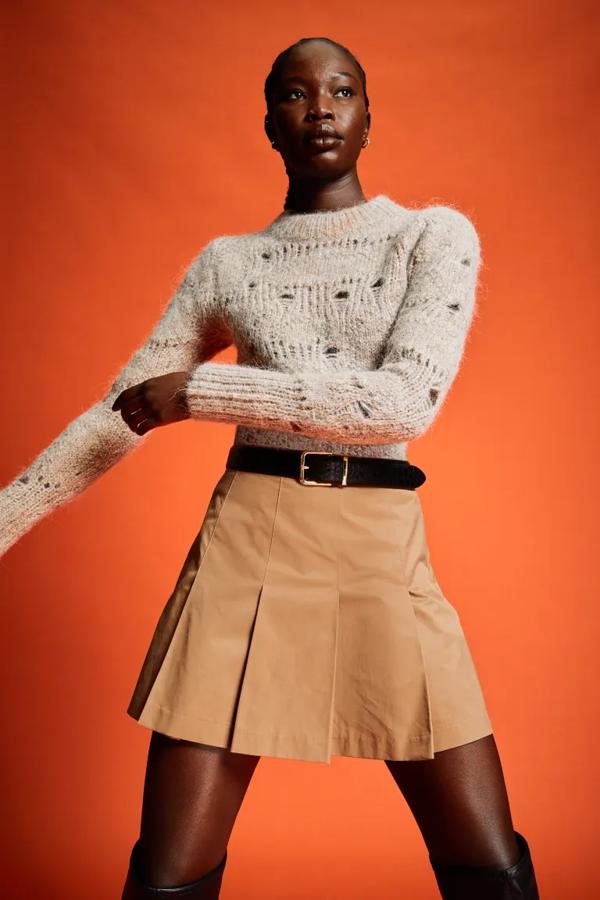 Una de las prendas clave de la nueva temporada, la minifalda de tablas, estilo college. Falda de tablas en color arena de H&M (14,99 euros). 