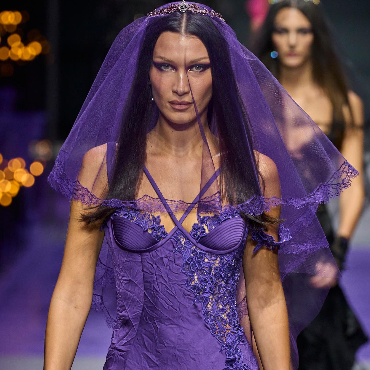 Bella Hadid desfilando para Versace.