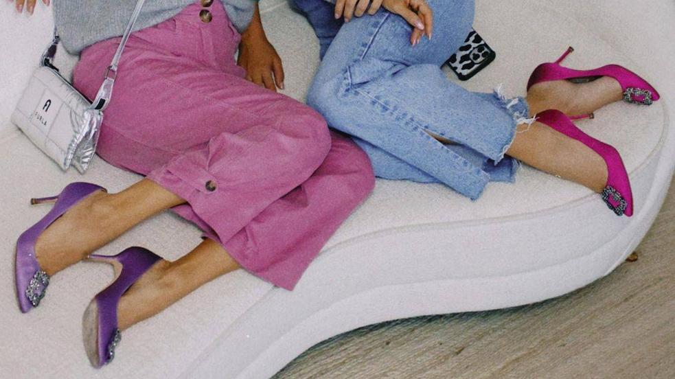 Influencers con los salones de tacón con detalle de joya que elevan la elegancia de los looks