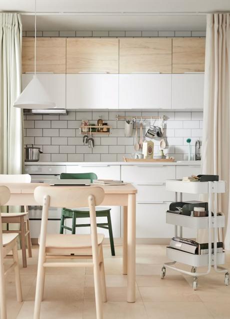 Imagen - Decoración de cocina en blanco y madera natural, la clave para que parezca más grande y cálida.