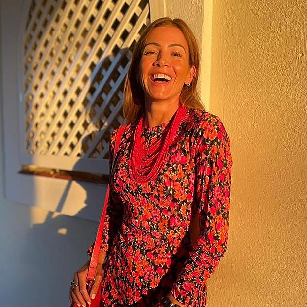 Esta falda midi negra de estilo francés que ha llevado Virginia Troconis es perfecta para un look de otoño