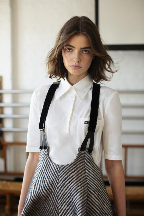 Camisa de Prada y falda de Giorgio Armani..