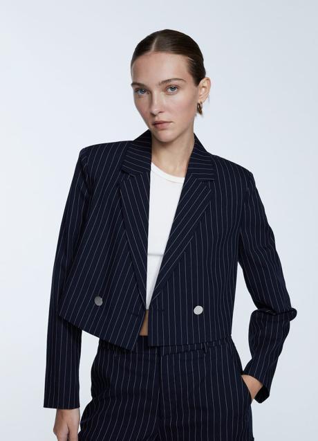 Imagen - Americana corta de raya diplomática de Stradivarius, 25,99€.