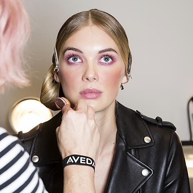 Por qué el blush draping es la técnica de maquillaje con colorete que más arrasa en TikTok: tiene un efecto antiedad inmediato