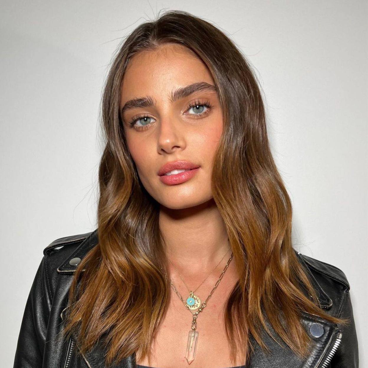 La modelo Taylor Hill tiene una piel grasa pero hidratado, con volumen y tersa