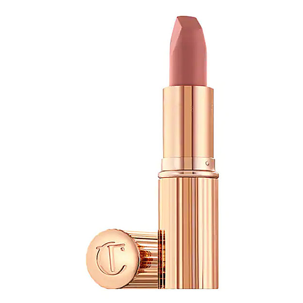 Labial Matte Revolution de Charlotte Tilbury en el color Pillow Talk.