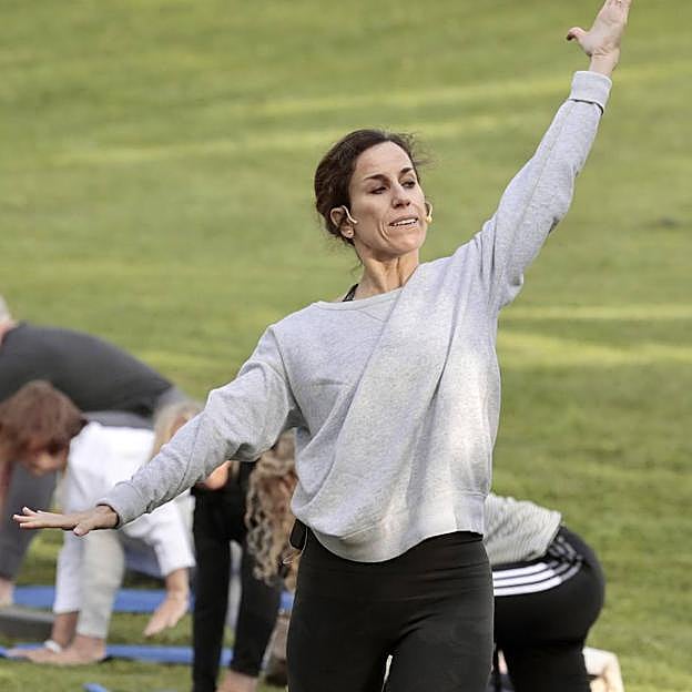 Mercedes de la Rosa durante su sesión de yoga en Mercedes-EQ Welife Tour Valladolid.