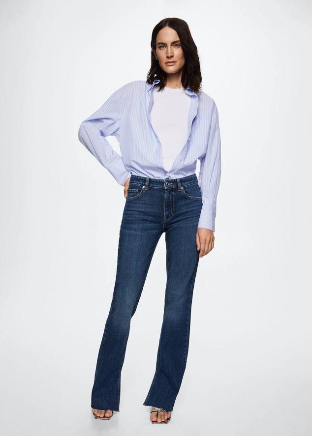 Jeans de algodón con tiro medio, pernera recta entallada ligeramente acampanada y abertura en el bajo, color azul oscuro, de Mango. Están disponibles a 29,99 euros.